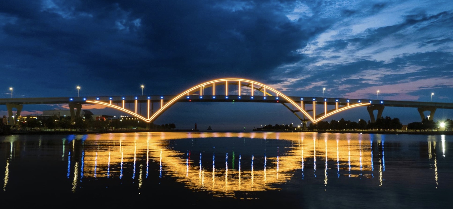 【新闻图片】密尔沃基采用昕诺飞的智能互联LED照明系统，点亮地标丹尼尔霍恩纪念大桥01.jpg