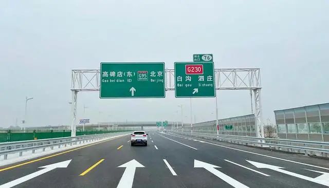 京雄高速全线设置3700余根智慧灯杆,打造智慧高速